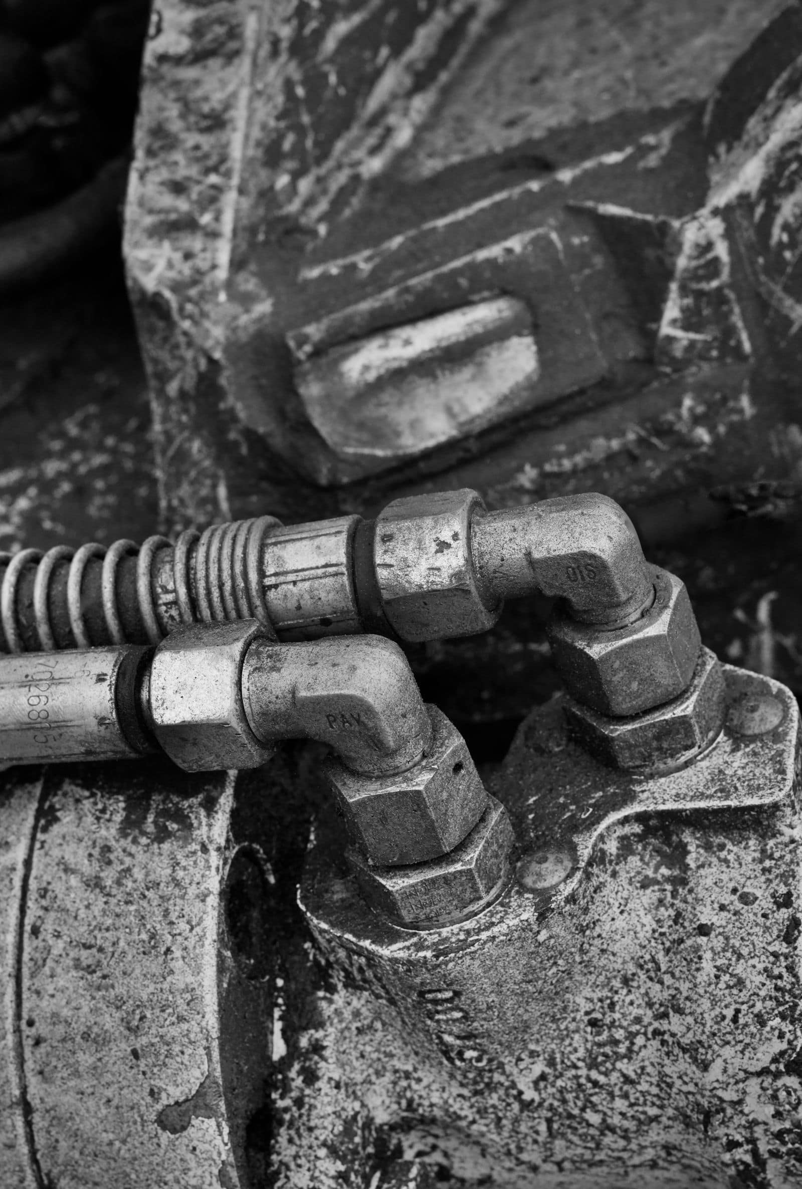 Flexibles et raccords hydrauliques sur un équipement industriel