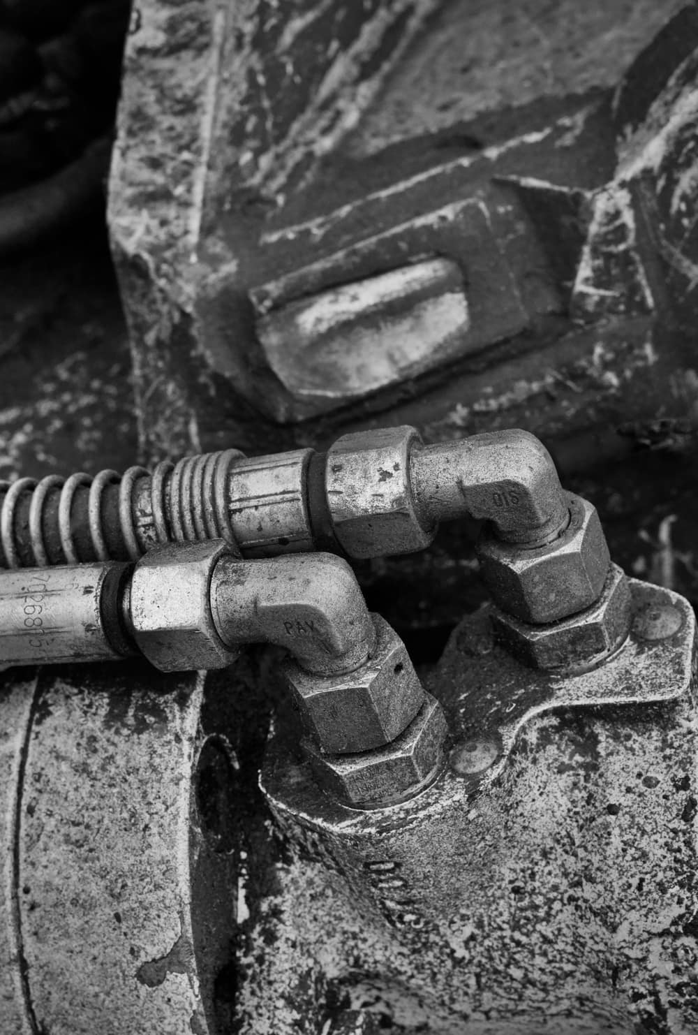 Flexible hydraulique et raccords coudés sur un équipement
